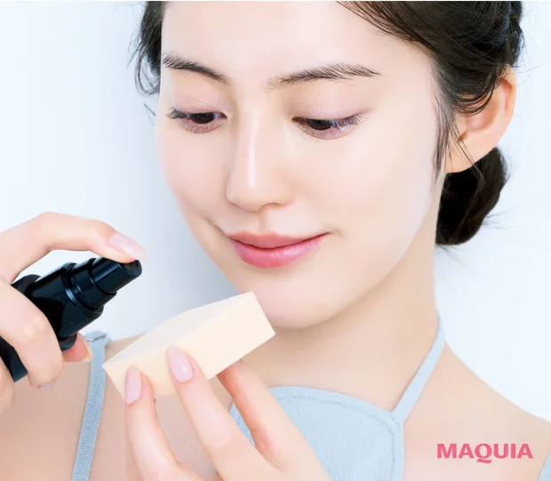 スポンジの表面をミストで濡らしているモデル