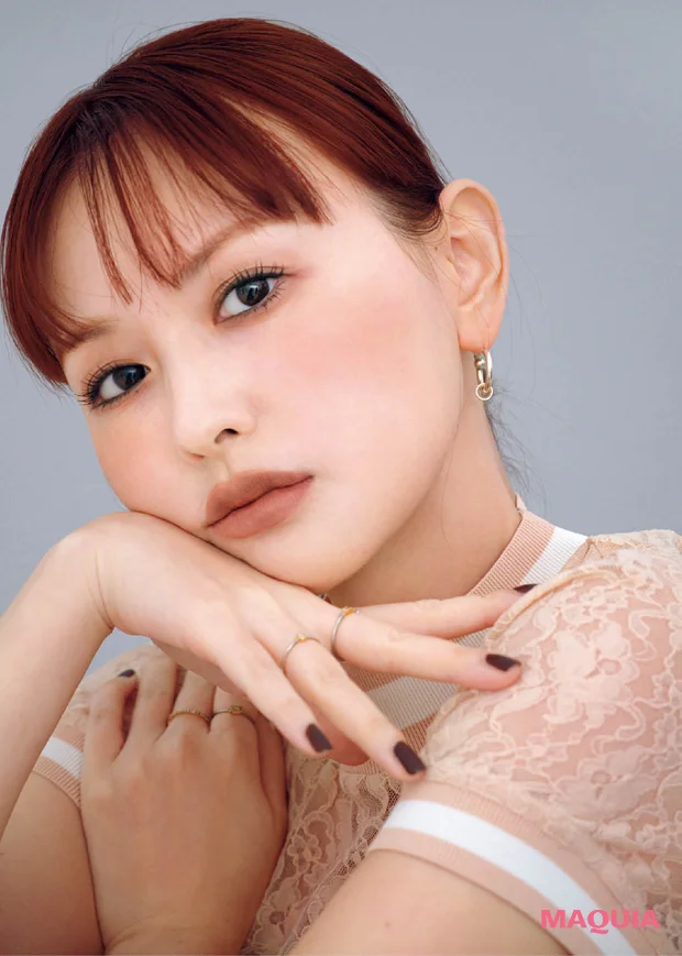 ブラウンブラーリップメイクをしている鈴木えみさん