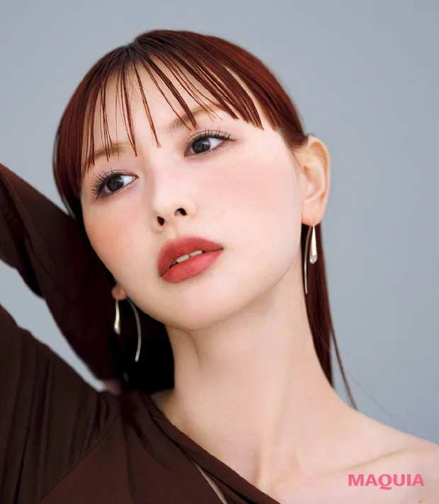 レッドブラーリップメイクをしている鈴木えみさん